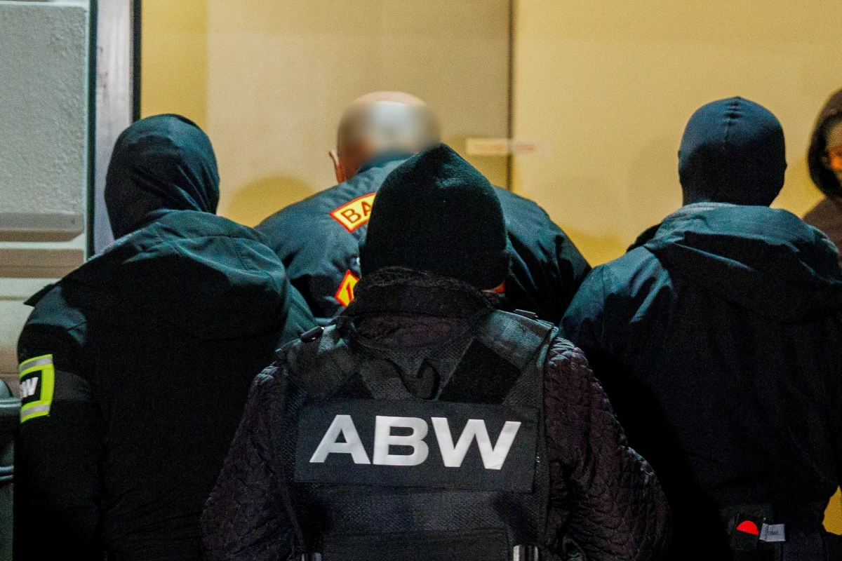 Według prokuratury zatrzymanie Olgierda L. nie ma związku z raportem dotyczącym jego domniemanych powiązań z kandydatem na prezydenta Karolem Nawrockim, który jest popierany przez Prawo i Sprawiedliwość. "Korelacja czasowa nie musi oznaczać związku przyczynowo-skutkowego" - powiedział prok. Przemysław Nowak. Zapewnił też, że raport nie interesuje prokuratury. Zatrzymany w czwartek Olgierd L. odpowie m.in. za handel bronią czy podżeganie do pobicia. Decyzją sądu trafi do aresztu na trzy miesiące.