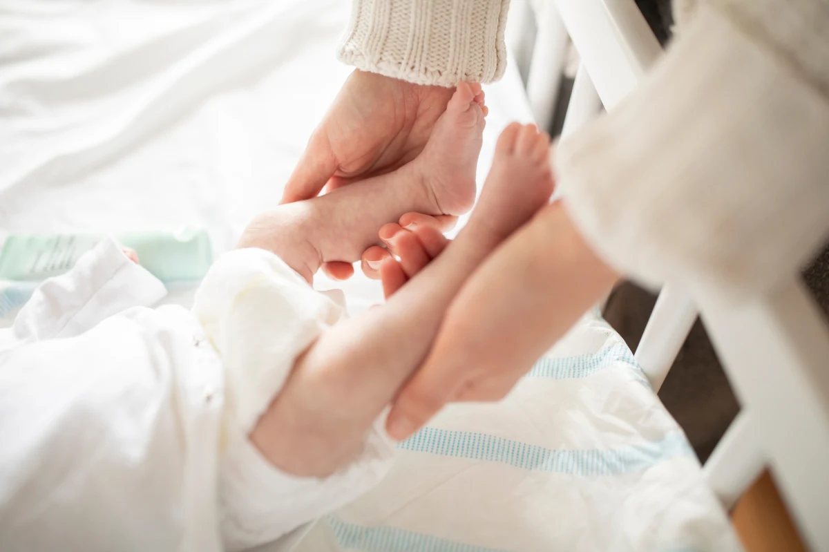 Sejm przyjął poprawki Senatu do nowelizacji Kodeksu pracy, która wydłuża urlop macierzyński rodzicom wcześniaków i dzieci wymagających hospitalizacji po urodzeniu. Nowela trafi teraz do podpisu przez prezydenta Andrzeja Dudę.