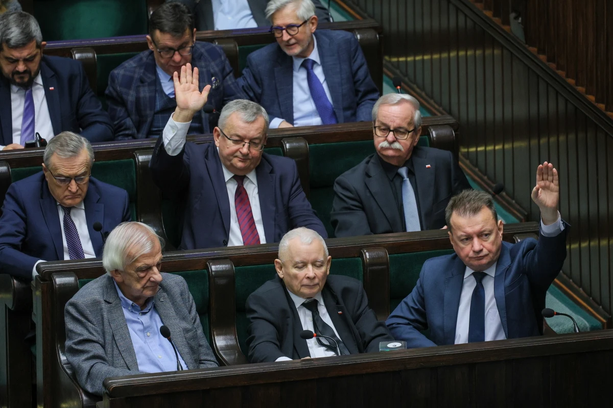 Sejm wyraził zgodę na pociągnięcie Jarosława Kaczyńskiego do odpowiedzialności karnej w związku z oskarżeniem go przez aktywistę Zbigniewa Komosę o pobicie. Za uchyleniem immunitetu było 241 posłów, 206 było przeciw, nikt nie wstrzymał się od głosu. Sejm jednocześnie nie zgodził się na uchylenie immunitetu prezesowi PiS i dwojgu innym posłom tej partii za zniszczenie wieńców podczas obchodów smoleńskich.