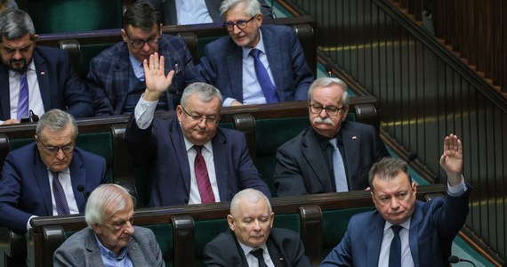 Sejm wyraził zgodę na pociągnięcie Jarosława Kaczyńskiego do odpowiedzialności karnej w związku z oskarżeniem go przez aktywistę Zbigniewa Komosę o pobicie. Za uchyleniem immunitetu było 241 posłów, 206 było przeciw, nikt nie wstrzymał się od głosu. Sejm jednocześnie nie zgodził się na uchylenie immunitetu prezesowi PiS i dwojgu innym posłom tej partii za zniszczenie wieńców podczas obchodów smoleńskich.