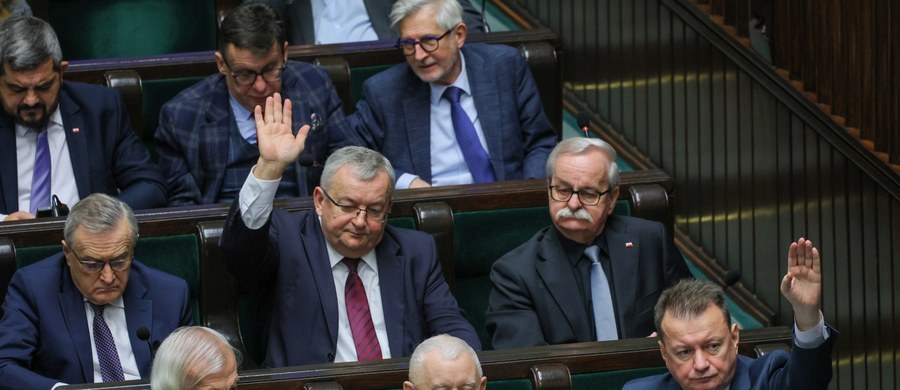 Sejm wyraził zgodę na pociągnięcie Jarosława Kaczyńskiego do odpowiedzialności karnej w związku z oskarżeniem go przez aktywistę Zbigniewa Komosę o pobicie. Za uchyleniem immunitetu było 241 posłów, 206 było przeciw, nikt nie wstrzymał się od głosu. Sejm jednocześnie nie zgodził się na uchylenie immunitetu prezesowi PiS i dwojgu innym posłom tej partii za zniszczenie wieńców podczas obchodów smoleńskich.