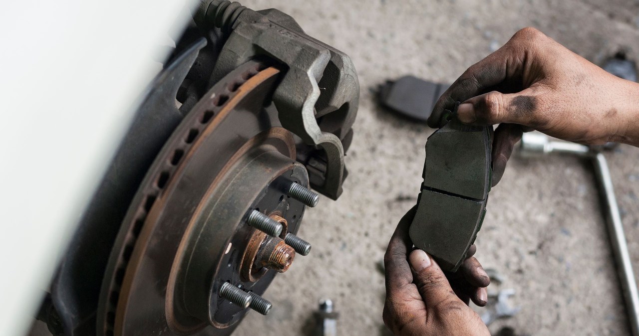 Ile kosztuje wymiana klocków hamulcowych? Tyle zapłacisz w 2026 roku