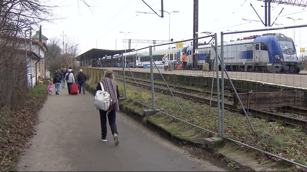 Dworzec PKP w Koszalinie wciąż w rozsypce. Obiekt miał zostać oddany do użytku w grudniu, ale patrząc na postęp prac, a w zasadzie jego brak, nikt nie ma wątpliwości, że to się nie wydarzy. Jest nowy termin, 2026 rok, ale dopiero szacowany jest koszt przebudowy. Dla ''Wydarzeń'' Agata Gwizdała.