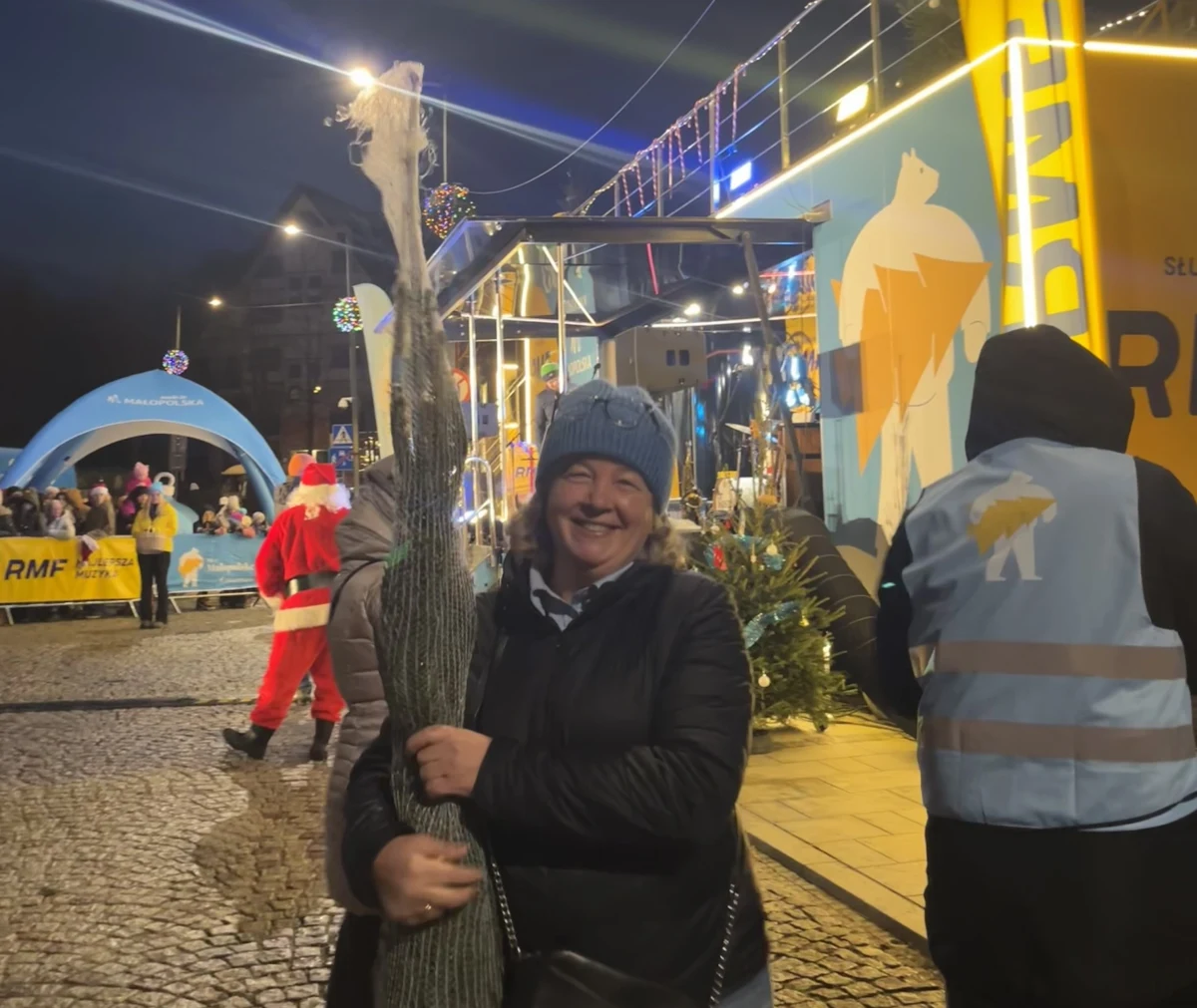 W trasę ruszył nasz żółto-niebieski konwój z choinkami. W piątek setki pachnących drzewek rozdaliśmy w Zakopanem. W sobotę będziemy w Bochni i Oświęcimiu, a w niedzielę w Katowicach. Jak co roku mamy dla Was mnóstwo choinek i sporo atrakcji. Sprawdźcie, kiedy zawitamy w Wasze rejony!