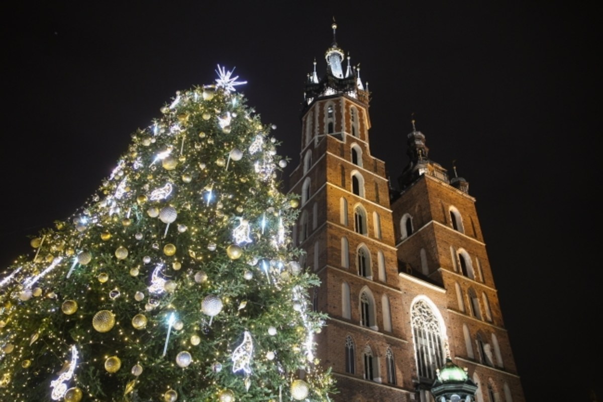 Święta Bożego Narodzenia zbliżają się wielkimi krokami. Nieodłącznym atrybutem świąt jest choinka. Uroczysta inauguracja drzewka na Rynku Głównym w Krakowie odbyła się w piątek.