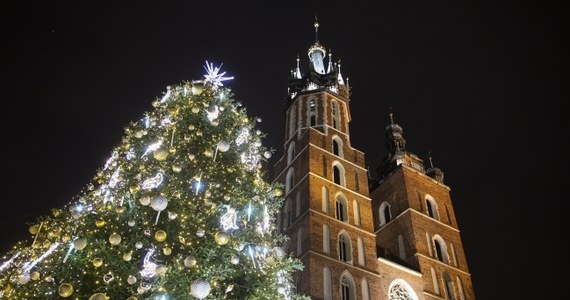 Święta Bożego Narodzenia zbliżają się wielkimi krokami. Nieodłącznym atrybutem świąt jest choinka. Uroczysta inauguracja drzewka na Rynku Głównym w Krakowie odbyła się w piątek.