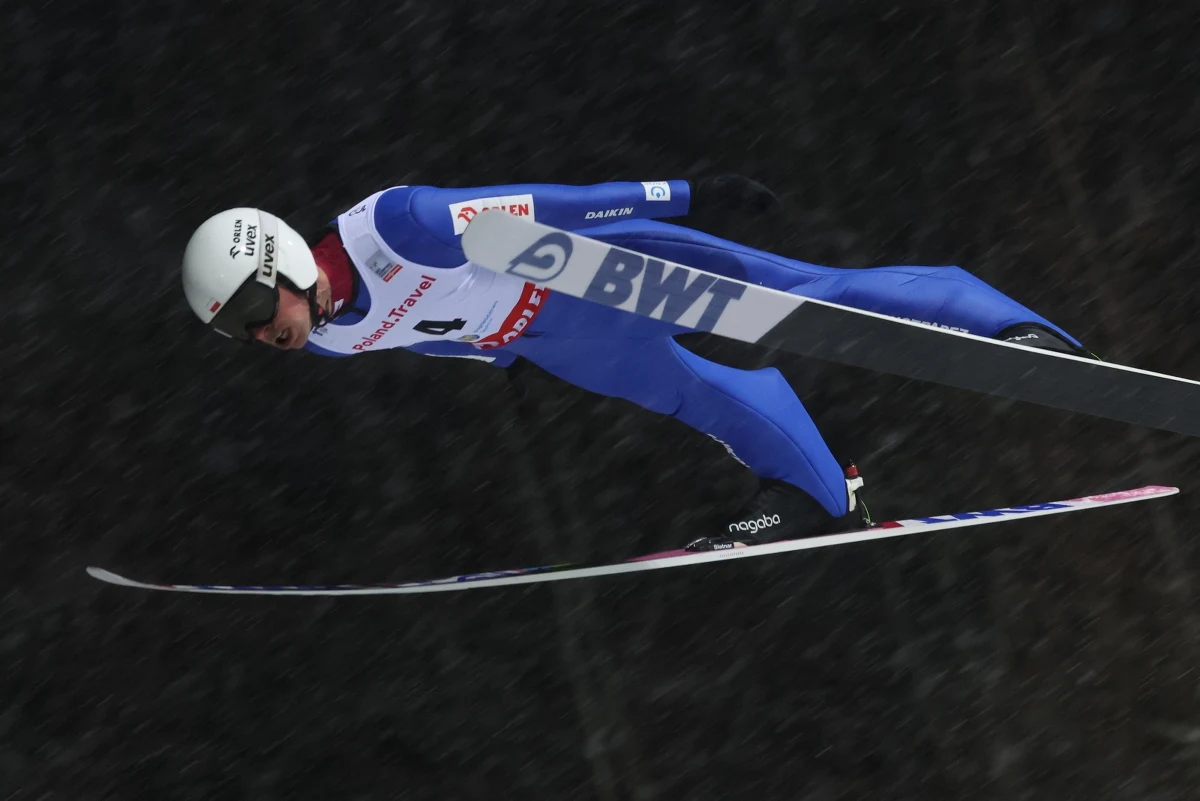 Wracający po kontuzji Piotr Żyła był najlepszym z Polaków w piątkowych kwalifikacjach do konkursu Pucharu Świata w skokach narciarskich w Wiśle. Kwalifikacje wygrał Austriak Daniel Tschofenig. Siedmiu Polaków awansowało do konkursu.