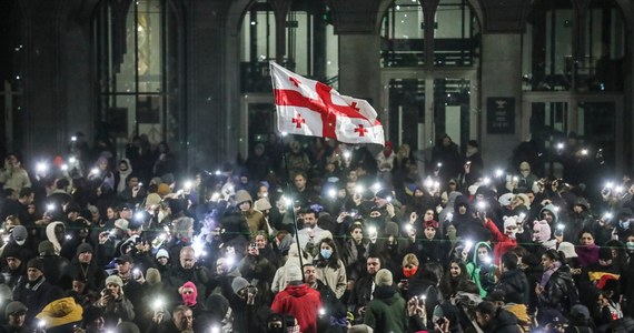 Szefowie dyplomacji Polski, Francji i Niemiec potępili "nieproporcjonalne użycie siły" wobec pokojowych demonstrantów w Gruzji. Wyrazili też ubolewanie z powodu decyzji o niekontynuowaniu negocjacji akcesyjnych z UE. Wzywamy partię Gruzińskie Marzenie do deeskalacji napięć - wskazali.