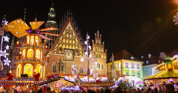 Na rynku we Wrocławiu w mikołajkowy wieczór rozbłysła świąteczna choinka. W centrum miasta trwa bożonarodzeniowy jarmark.