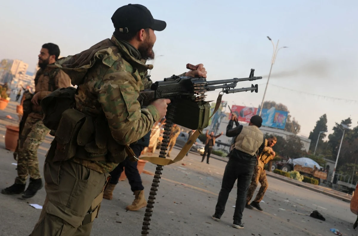 Syryjscy rebelianci poinformowali, że dotarli do granic miasta Homs na zachodzie kraju i przejęli położone na południu miasto Dara. W atakach wojsk rządowych i wspomagających je sił rosyjskich na przedmieścia Homsu zginęło co najmniej 20 cywilów - podało Syryjskie Obserwatorium Praw Człowieka (SOHR).