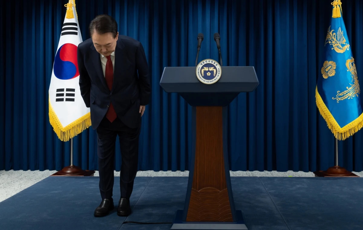 Prezydent Korei Płd. Jun Suk Jeol powiedział, w krótkim orędziu do narodu, że "bardzo przeprasza" za wywołanie niepokoju ogłoszeniem 3 grudnia stanu wojennego. Rezygnacji jednak nie złożył. Zapowiedział, że nie będzie unikał odpowiedzialności prawnej za swoje decyzje. Lider partii rządzącej ocenił, że Jun "nie jest już w stanie pełnić obowiązków".