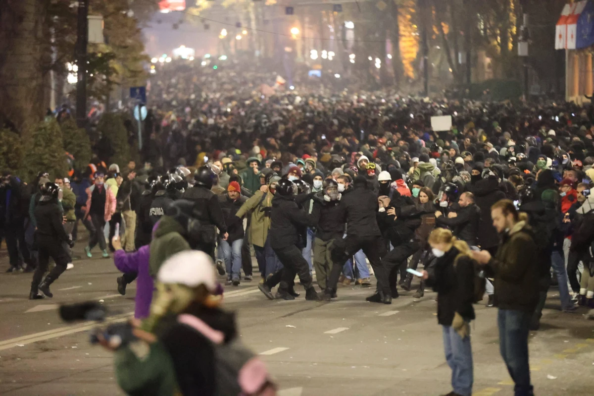 Po raz pierwszy od kilkudziesięciu godzin w nocy z piątku na sobotę gruzińskie siły bezpieczeństwa rozpędziły antyrządową demonstrację przed parlamentem w centrum Tbilisi, wykorzystując armatkę wodną i gaz łzawiący - napisał portal Echo Kawkaza. Doszło do zatrzymań. Piątek był dziewiątym dniem protestów w Gruzji w związku zawieszeniem do 2028 roku rozmów o wstąpieniu tego kraju do Unii Europejskiej.