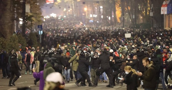 Po raz pierwszy od kilkudziesięciu godzin w nocy z piątku na sobotę gruzińskie siły bezpieczeństwa rozpędziły antyrządową demonstrację przed parlamentem w centrum Tbilisi, wykorzystując armatkę wodną i gaz łzawiący - napisał portal Echo Kawkaza. Doszło do zatrzymań. Piątek był dziewiątym dniem protestów w Gruzji w związku zawieszeniem do 2028 roku rozmów o wstąpieniu tego kraju do Unii Europejskiej.