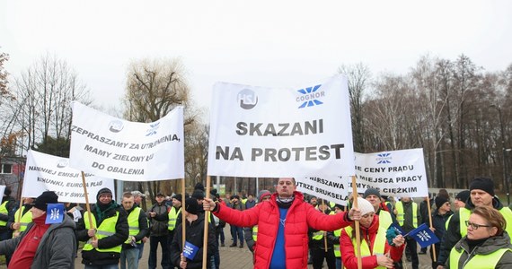 Związkowcy związani z hutnictwem i górnictwem manifestowali przed PreZero Areną Gliwice, gdzie odbyła się konwencja Koalicji Obywatelskiej. Domagali się ochrony miejsc pracy i inwestycji w polski przemysł.