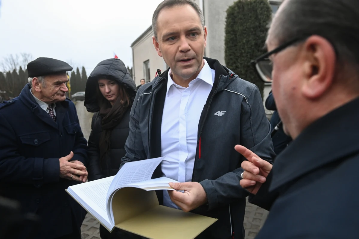 Kandydat na prezydenta Karol Nawrocki oświadczył, że jego relacje z podejrzanym o przestępstwa Olgierdem L. były publiczne i wynikały ze wspólnego udziału w uroczystościach patriotycznych. Szef IPN-u wskazał, że takie relacje ma z "wieloma tysiącami Polek i Polaków". Polityk mówił także o kompromisie aborcyjnym i postawie rządzących wobec powodzian z południowo-zachodniej Polski.