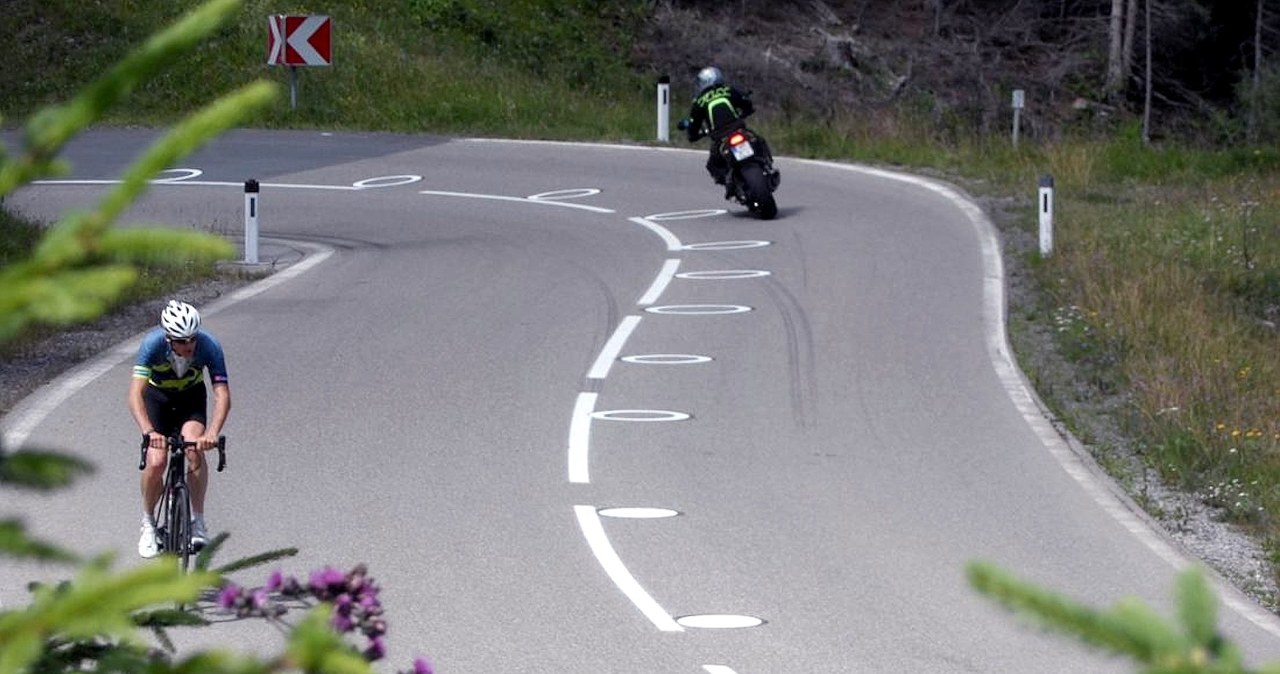 Okręgi na asfalcie to nowy rodzaj oznakowania. Motocykliści muszą je znać