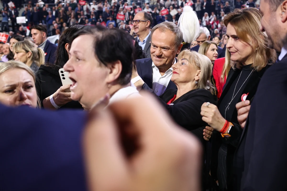 "Rafał Trzaskowski jest kandydatem niezależnym i obywatelskim w przeciwieństwie do niektórych, którzy używają tych słów" - powiedział podczas konwencji Koalicji Obywatelskiej w Gliwicach premier Donald Tusk. "Drogi Rafale, (....) dzisiaj już nie jesteś tylko nasz, dzisiaj idziesz w marszu po poparcie 38 milionów Polaków" - zwrócił się do Trzaskowskiego.