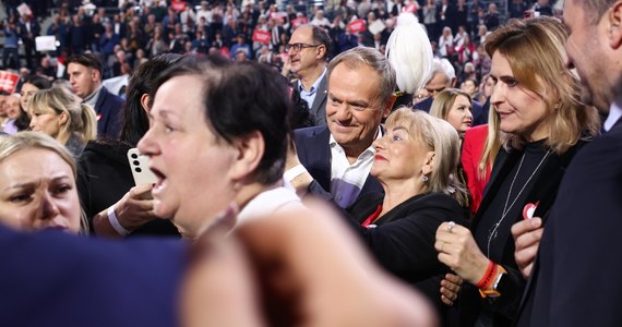 Tusk: Czy chcemy mieć prezydenta, który z satysfakcją fotografuje się z gangsterami?