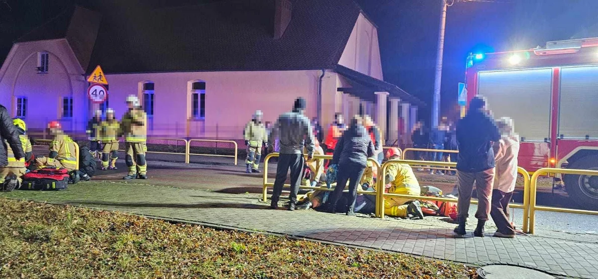 Nie żyje jedna z dwóch osób potrąconych przez auto w Wielkopolsce w miejscowości Karmin. Zakończyła się obława na sprawcę, który uciekł z miejsca wypadku białym minibusem w kierunku Taczanowa. 26-latek miał zakaz prowadzenia pojazdów. Badanie alkomatem wykazało natomiast, że w wydychanym powietrzu ma 3,2 promila alkoholu.