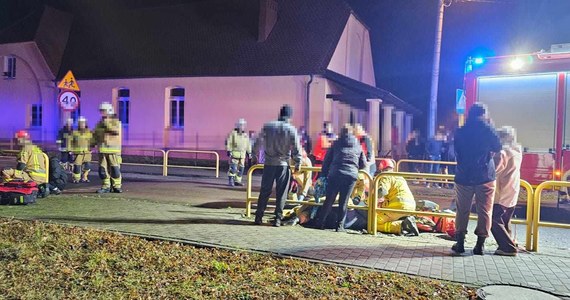 Nie żyje jedna z dwóch osób potrąconych przez auto w Wielkopolsce w miejscowości Karmin. Zakończyła się obława na sprawcę, który uciekł z miejsca wypadku białym minibusem w kierunku Taczanowa. 26-latek miał zakaz prowadzenia pojazdów. Badanie alkomatem wykazało natomiast, że w wydychanym powietrzu ma 3,2 promila alkoholu.