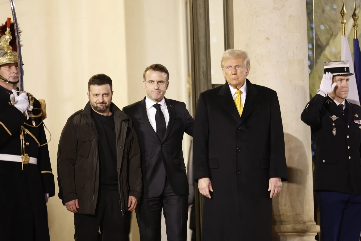 W Pałacu Elizejskim odbyła się w sobotę trójstronna rozmowa, w której uczestniczyli: prezydent Francji Emmanuel Macron, amerykański prezydent elekt Donald Trump i przywódca Ukrainy Wołodymyr Zełenski. Takiej rozmowy wcześniej nie zapowiadano, a potwierdzono ją w ostatniej chwili. "Zdaje się, że świat trochę teraz zwariował, będziemy o tym rozmawiać" - zapowiadał wcześniej Trump.