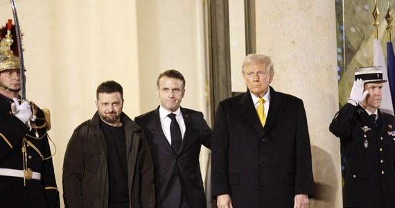 W Pałacu Elizejskim odbyła się w sobotę trójstronna rozmowa, w której uczestniczyli: prezydent Francji Emmanuel Macron, amerykański prezydent elekt Donald Trump i przywódca Ukrainy Wołodymyr Zełenski. Takiej rozmowy wcześniej nie zapowiadano, a potwierdzono ją w ostatniej chwili. "Zdaje się, że świat trochę teraz zwariował, będziemy o tym rozmawiać" - zapowiadał wcześniej Trump.