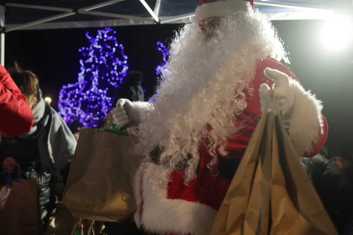 Ho, Ho, Ho! To zawołanie Mikołaja można było dziś usłyszeć w Mikołajkach. Czekało tam na Was mnóstwo atrakcji. Za nami Parada Mikołajów, koncerty, animacje, pokazy i wielka dyskoteka. Wioska Żeglarska Mikołajki w ten weekend zmieniła się w Wioskę Mikołajów. Koniecznie zajrzyjcie na nasze profile w mediach społecznościowych, by zobaczyć relacje z tego niesamowitego dnia. 