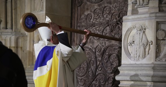 Katedra Notre Dame, odbudowana po pożarze, znów oficjalnie otwarta. Sobotnią ceremonię rozpoczął arcybiskup Paryża Laurent Ulrich, pukając pastorałem do głównych drzwi katedry; odpowiedzią był śpiew psalmu. Za trzecim pukaniem i trzecim śpiewem drzwi się otworzyły. W uroczystości wzięli udział światowi przywódcy, wśród nich prezydent Andrzej Duda. "Wierni wkrótce przybędą, by się modlić. Świat odkryje katedrę odbudowaną i upiększoną" - powiedział Emmanuel Macron. W niedzielę rano odbędzie się pierwsza msza.