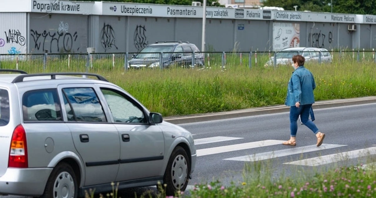 Czy kierowca może ruszyć zanim pieszy zejdzie z przejścia? Co mówią przepisy