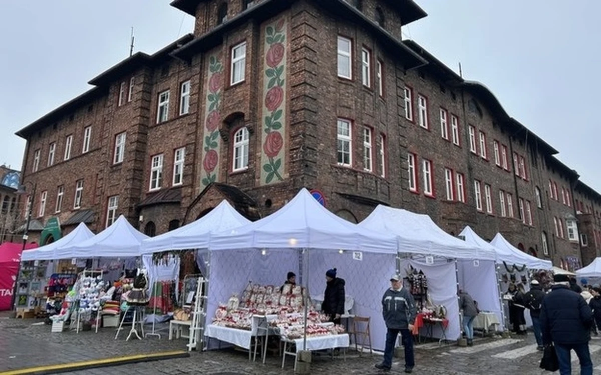 "Jest tylko jedno takie miejsce i jeden taki Jarmark - Jarmark Na Nikiszu" - mówią organizatorzy imprezy, która od piątku do niedzieli trwa na zabytkowym, górniczym osiedlu w Katowicach. Nikiszowiecki plac Wyzwolenia zapełniło 180 kramów z jedzeniem i wyjątkowym rękodziełem. Jeśli nie macie prezentów świątecznych dla bliskich, to na jarmarku na pewno coś znajdziecie.