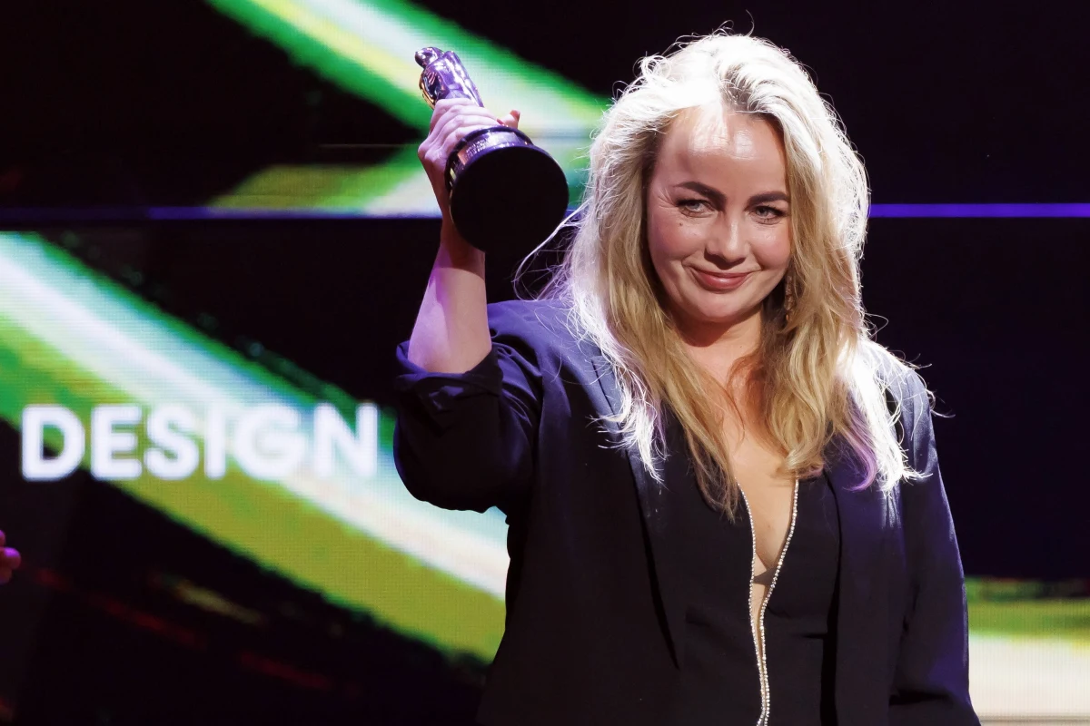 Jagna Dobesz odebrała Excellence Award za scenografię do "Dziewczyny z igłą" podczas sobotniej gali Europejskich Nagród Filmowych. Polska premiera filmu odbędzie się 17 stycznia 2025 roku.