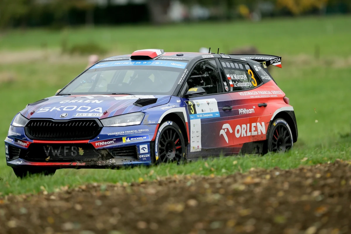 ​Mikołaj Marczyk z pilotem Szymonem Gospodarczykiem (Skoda Fabia RS Rally2) wygrali w Warszawie 62. Rajd Barbórka, imprezę, która tradycyjnie kończy w kraju sezon sportów motorowych. To ich trzecia wygrana z rzędu w tej imprezie.