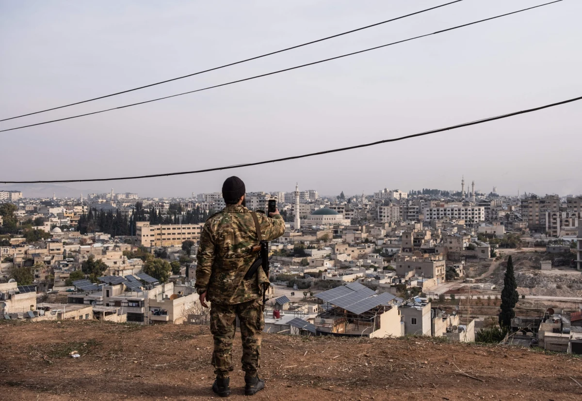 ​Syryjscy rebelianci wkroczyli w sobotę wieczorem do położonego w środkowej części kraju miasta Homs, przejmując kontrolę nad kilkoma dzielnicami. Armia rządowa wycofuje się z Homsu. Oddziały rebeliantów zbliżają się od południa do stolicy kraju, Damaszku.