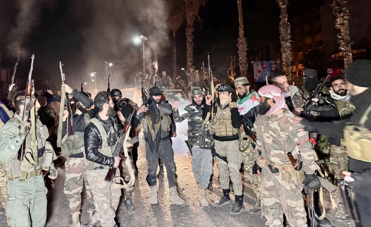 Prezydent Syrii Baszar al-Asad w niedzielę w nocy opuścił stolicę kraju, Damaszek, na pokładzie samolotu, który odleciał w nieznanym kierunku - poinformowały światowe agencje, powołując się na lokalne media oraz źródła w syryjskiej armii. "Uwolniliśmy Damaszek i obaliliśmy reżim Baszara al-Asada" - poinformowali rebelianci.