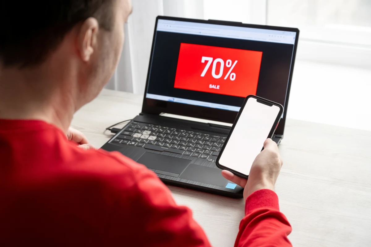 Klienci sklepów internetowych złożyli w minionych dniach 70 skarg do UOKiK-u na nieuczciwe oferty sprzedających. Dowiedział się tego dziennikarz RMF FM Michał Dobrołowicz. Najczęściej zgłaszane problemy dotyczą podszywania się pod inne sklepy.