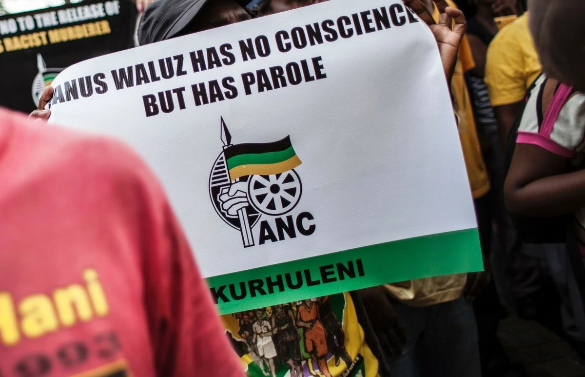 "Te pieniądze powinny być w przyszłości zwrócone polskim podatnikom" - powiedział o kosztach transportu Janusza Walusia do Polski rzecznik Ministerstwa Spraw Zagranicznych Paweł Wroński. Waluś w 1993 r. zabił Chrisa Haniego - jednego z liderów ruchu komunistycznego, zwalczającego apartheid w RPA. Polak właśnie zakończył odsiadywanie swojej kary więzienia w Republice Południowej Afryki i wrócił do Polski.