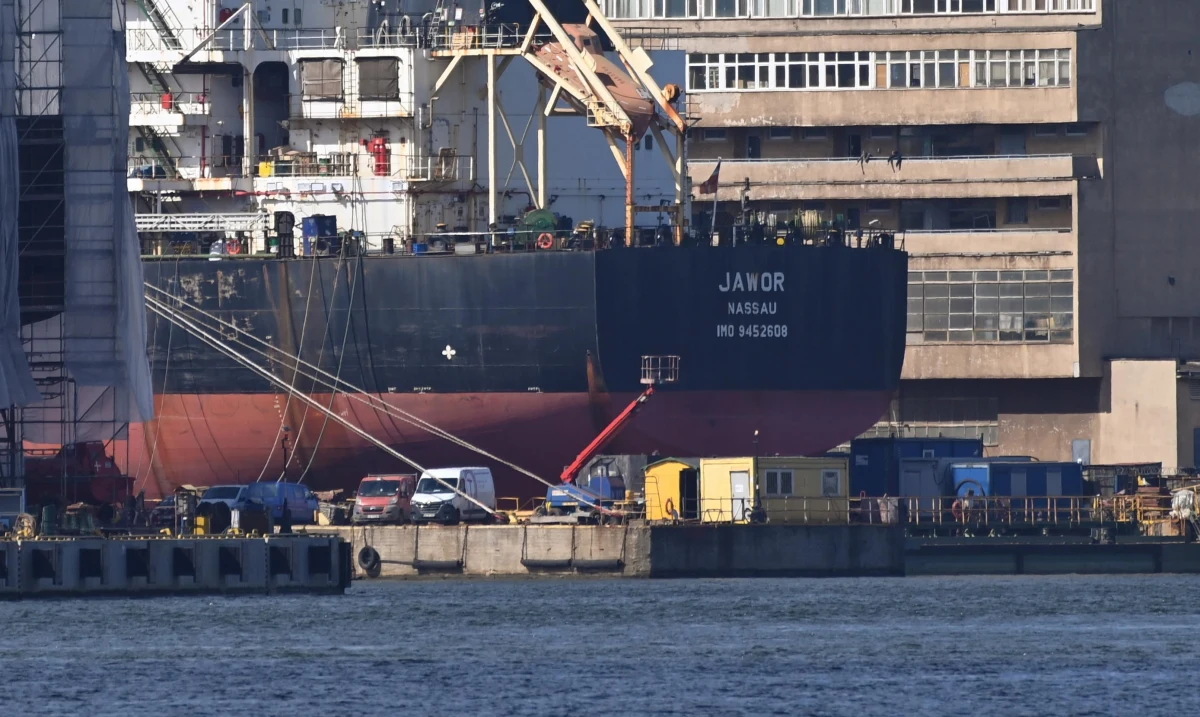 Polscy marynarze ze statku "Jawor" po niemal dwóch miesiącach wrócili w niedzielę z Brazylii do Polski. Na lotnisku w Warszawie wylądowało trzech członków załogi, w tym szef zespołu mechaników Łukasz Andryszewski. Pozostali marynarze lądowali w innych miastach.