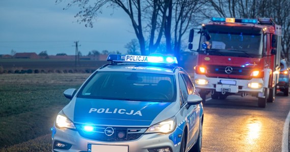 Zwłoki mężczyzny - na razie o niezidentyfikowanej tożsamości - znaleźli policjanci w samochodzie marki Mitsubishi w miejscowości Kuleje w powiecie kłobuckim niedaleko Częstochowy na Śląsku. Reporter RMF FM potwierdził informację, że auto należy do poszukiwanego od kilku dni profesora Uniwersytetu Kardynała Stefana Wyszyńskiego w Warszawie.