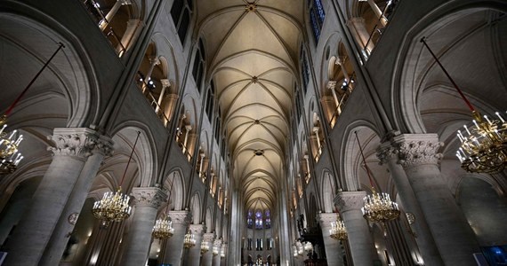 Paryska Notre Dame otwarta dla wiernych. Od godz. 17:30 w niedzielę - po trwającej pięć lat odbudowie po pożarze - paryżanie i zagraniczni turyści mogą odwiedzać katedrę. Dotąd mogli do niej wchodzić tylko zaproszeni goście. Jak poinformował paryski korespondent RMF FM Marek Gładysz, arcybiskupstwo zaapelowało, aby rezerwowali w sieci wejściówki. Powód jest bardzo ważny. 