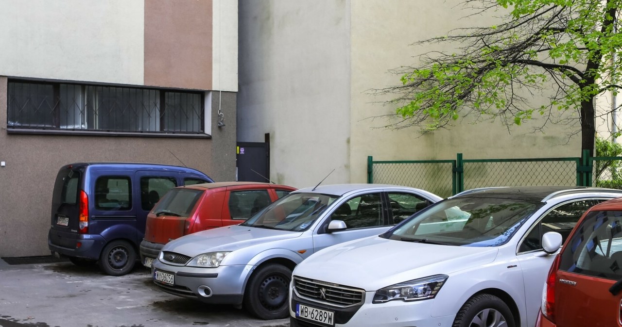 Parkowanie tyłem do budynku budzi kontrowersje. Przepisy są zaskakujące wiadomości,aktualności,Interia Parkowanie tyłem do budynku budzi kontrowersje. Przepisy są zaskakujące