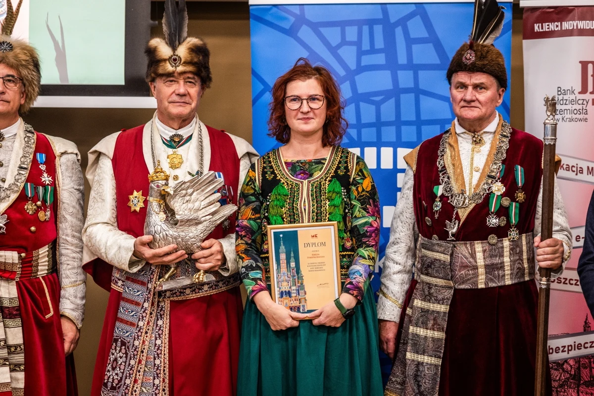 ​Szopka wyhaftowana na tradycyjnym krakowskim gorsecie znalazła się wśród prac nagrodzonych w 82. Konkursie Szopek Krakowskich. Najpiękniejsze dzieła lokalnych twórców w tym roku będzie można oglądać razem z tradycyjnymi szopkami z włoskiego miasta Caltagirone.