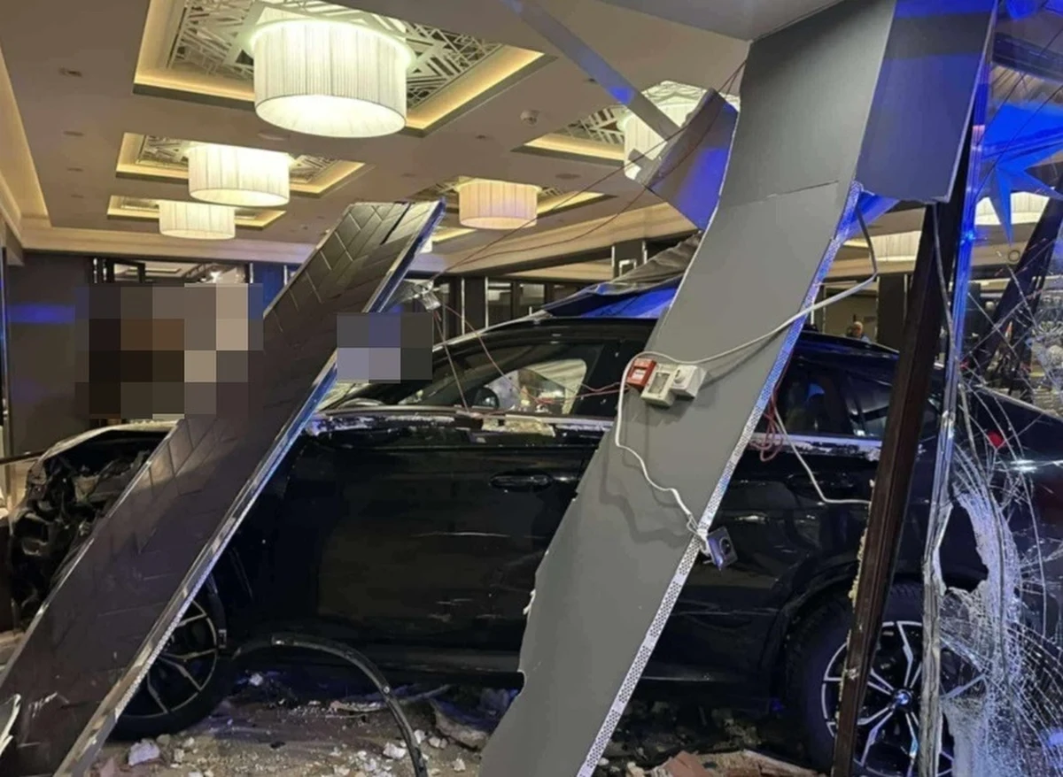 Kobieta kierująca samochodem osobowym wjechała w przeszkloną restaurację hotelu w Szarowie w powiecie wielickim w Małopolsce. Informację dostaliśmy na Gorącą Linię RMF FM. "Nikt nie został ranny" - powiedział RMF FM mł. kpt. Hubert Ciepły z Komendy Wojewódzkiej Państwowej Straży Pożarnej.