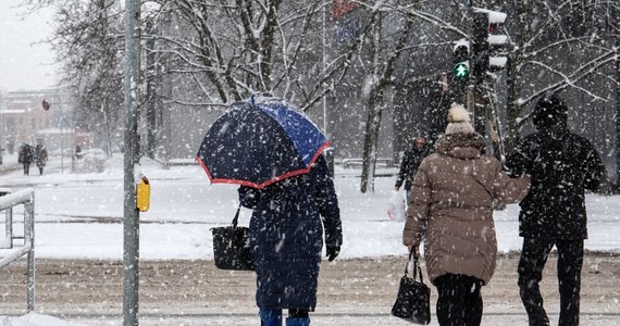 Instytut Meteorologii i Gospodarki Wodnej wydał ostrzeżenia pierwszego stopnia przed intensywnymi opadami śniegu. Alerty obejmują woj. dolnośląskie, opolskie i małopolskie.