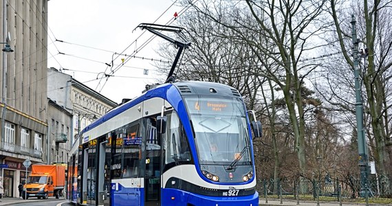 Miejskie Przedsiębiorstwo Komunikacyjne w Krakowie przywróciło funkcjonowanie części systemów informatycznych zablokowanych w wyniku ataku hakerskiego w ubiegły wtorek. Działają aplikacje mobilne do zakupu biletów okresowych i portal Elektroniczne Konto Pasażera. Wciąż niedostępna jest strona krakowskiego przewoźnika.