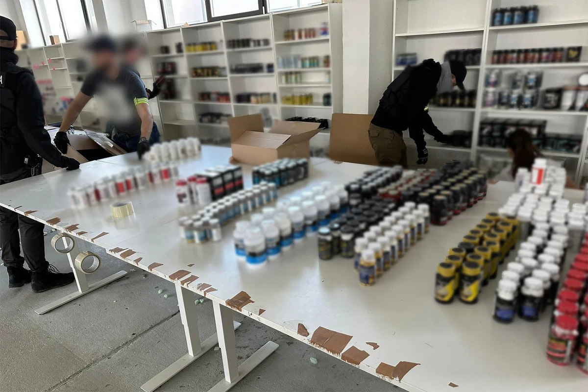 CBŚP wspólnie ze służbami z Czech i Słowacji rozbiło grupę przestępczą zajmującą się produkcją i dystrybucją suplementów diety oraz spalaczy tłuszczu. Produkty te zawierały w swoim składzie narkotyki, dopalacze i sterydy. Zatrzymano w sumie 7 osób. 