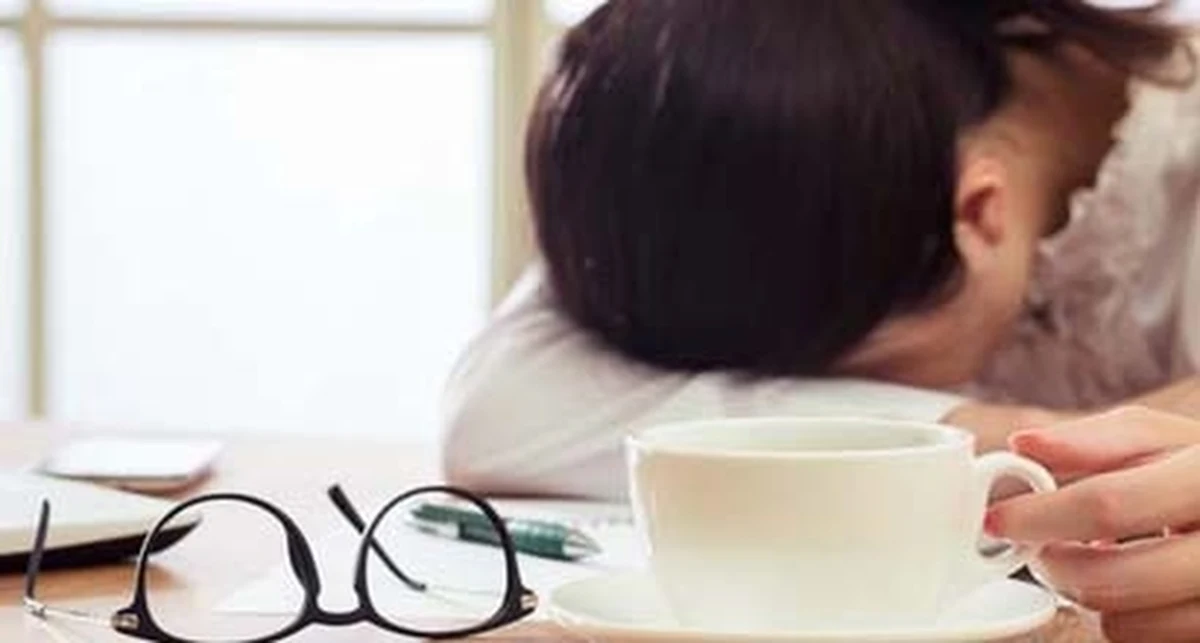 Czujesz, że twoja energia gdzieś ucieka i twoje samopoczucie nie jest najlepsze? Zdarzają ci się czasem stany apatii, przygnębienia lub nawet lekko depresyjne? Rano wstajesz z poczuciem zmęczenia? Może myślisz, że „tak już jest”, że to kwestia wieku? Objawy takie dotykają bardzo wielu osób, ale mało kto łączy je z niskim poziomem witaminy B12.