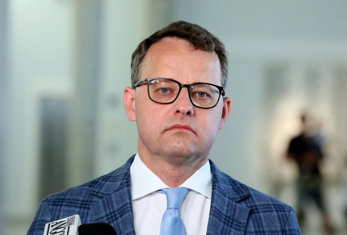 Poseł PiS, były wiceminister sprawiedliwości Marcin Romanowski nie stawił się w poniedziałek w Sądzie Rejonowym dla Warszawy-Mokotowa. Obrońca polityka mec. Bartosz Lewandowski poinformował, że Romanowski przeszedł bardzo poważną operację. Dziś sąd ma podjąć decyzję w sprawie ewentualne aresztowania Romanowskiego.