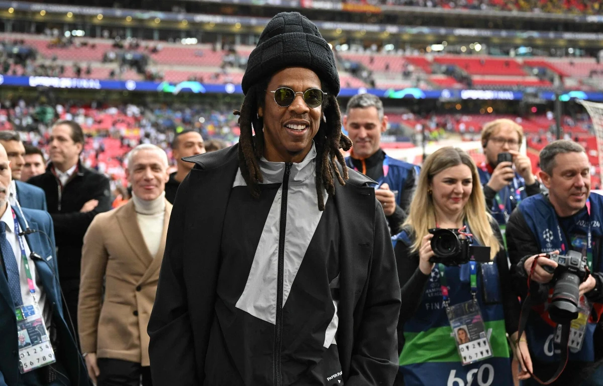 Nad autorem hitu "99 Problems" zgromadziły się czarne chmury. Jay-Z został pozwany w związku z oskarżeniami o zgwałcenie 13-letniej dziewczynki. Miał się tego czynu dopuścić wraz z Seanem "Diddym" Combsem w 2000 roku podczas imprezy odbywającej się po gali MTV Video Music Awards. Mąż Beyoncé kategorycznie zaprzeczył stawianym mu zarzutom, sugerując próbę wyłudzenia pieniędzy. "Mój prawnik otrzymał wiadomość z szantażem" – zdradził zdobywca 24 statuetek Grammy.