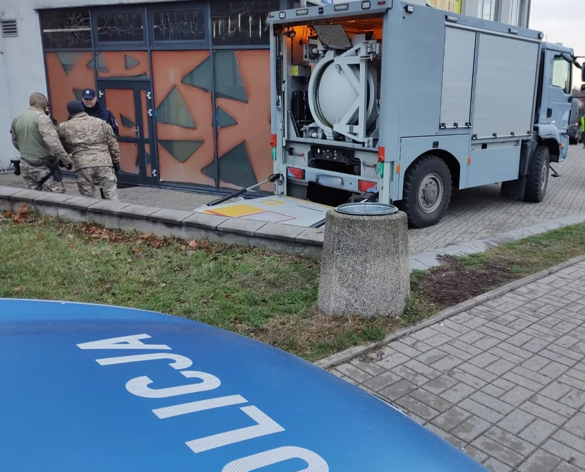Policjanci z Ełku zabezpieczają amunicję, zapalniki i pociski artyleryjskie, które odnaleziono w mieszkaniu przy ul. Kilińskiego podczas gaszenia pożaru. Prawdopodobnie są to znaleziska z czasów II wojny światowej. Właściciel mieszkania został zatrzymany.