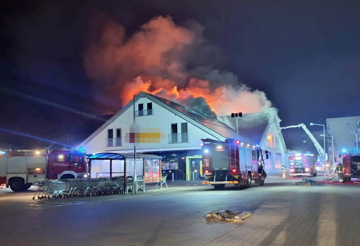 Mężczyzna podejrzany o podpalenie dyskontu w Płońsku (woj. mazowieckie) w rękach policji. 28-latek wpadł przez nagrania monitoringu. Mieszkaniec Płońska podczas zatrzymania ukrywał się przed funkcjonariuszami. 